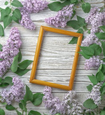 Ahşap arka plan üzerinde leylak çiçekleri ile Vintage çerçeve, bahar konsepti