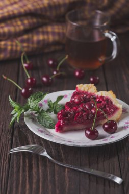 Dilim taze kiraz kek rustik masada plaka üzerinde