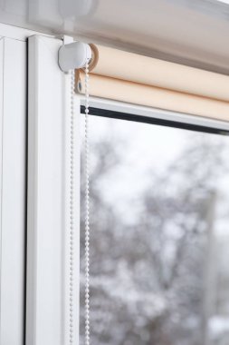 odada pencerede bej kepenk