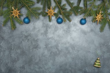 Grunge arka planda baubles ile Noel köknar dalları Tatil düzenleme