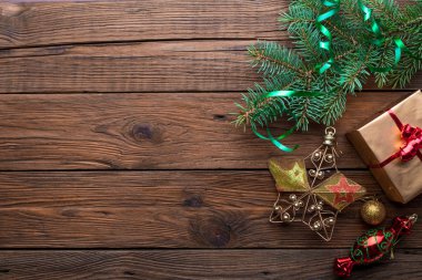 Noel dekoratif köknar dalı ile mevcut kutusu ve ahşap arka plan süsler tatil çerçeve