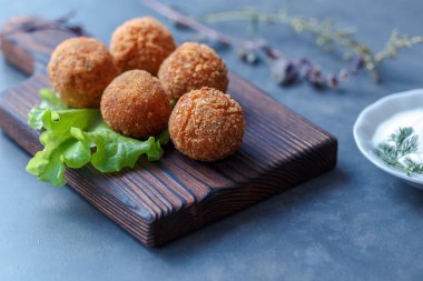 Masa üzerinde ahşap tahta üzerinde kızarmış falafel topları