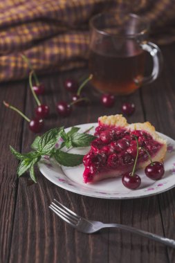 Dilim taze kiraz kek rustik masada plaka üzerinde