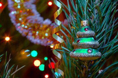 Noel ışıkları bokeh arka plan üzerinde şenlikli köknar ağacı asılı ağaç şeklinde bauble