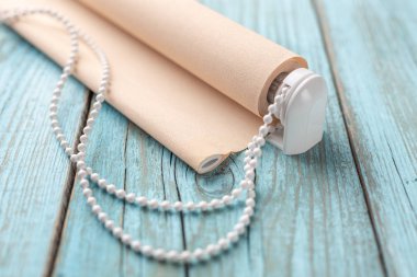 turkuaz ahşap masa üzerinde haddelenmiş bej kepenk