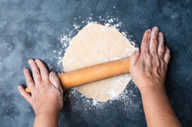 Masada buğday hamuru haddeleme kişi elleri üst görünümü