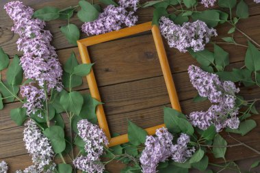 Ahşap arka plan üzerinde leylak çiçekleri ile Vintage çerçeve, bahar konsepti