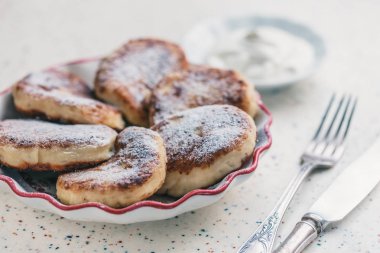 Masada pudra şekeri ile tabakta kızarmış lor börek
