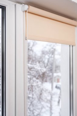 odada pencerede bej kepenk