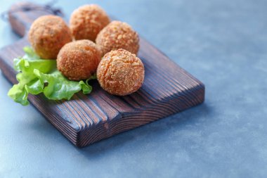 Masa üzerinde ahşap tahta üzerinde kızarmış falafel topları