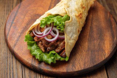Izgara et ve sebze kesme tahtası üzerinde ile ev yapımı shawarma sandviç