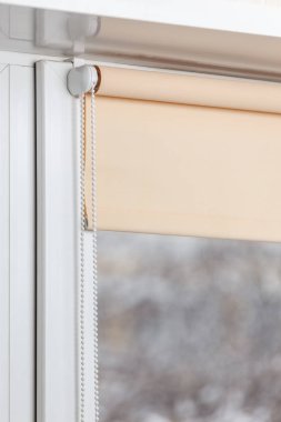 odada pencerede bej kepenk