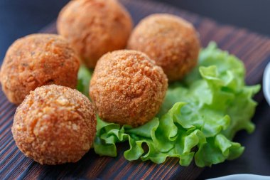 Masa üzerinde ahşap tahta üzerinde kızarmış falafel topları