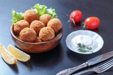 Domates ve sos ile masada kase kızarmış falafel topları