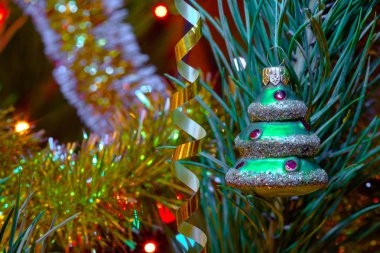 Noel ışıkları bokeh arka plan üzerinde şenlikli köknar ağacı asılı ağaç şeklinde bauble