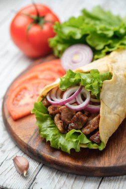 Izgara et ve sebze kesme tahtası üzerinde ile ev yapımı shawarma sandviç