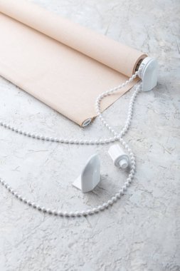 ışık sefil yüzeyinde haddelenmiş bej kepenk