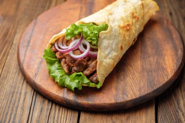 Izgara et ve sebze kesme tahtası üzerinde ile ev yapımı shawarma sandviç