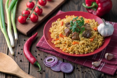Et ve sebze ile ev yapımı pilav tabağı
