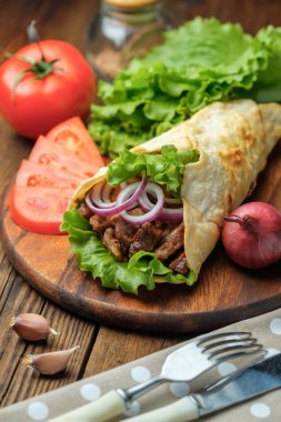 Izgara et ve sebze kesme tahtası üzerinde ile ev yapımı shawarma sandviç