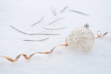 Beyaz kar arkaplanda kar tanesi desenli beyaz balo Noel süsü