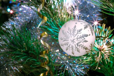 Köknar ağacı dalında kar tanesi desenli beyaz balo Noel süsü