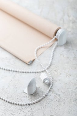 ışık sefil yüzeyinde haddelenmiş bej kepenk