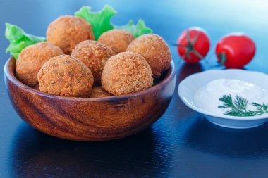 Domates ve sos ile masada kase kızarmış falafel topları