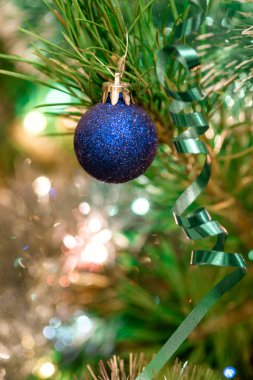 Şenlikli köknar ağacında mavi top Noel süsü