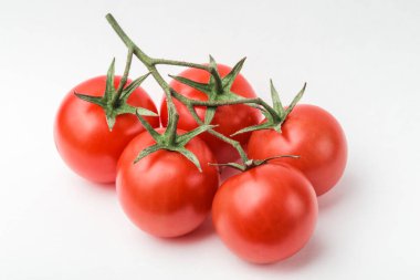Beyaz arka planda kiraz domates Dalı