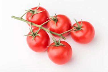 Beyaz arka planda kiraz domates Dalı
