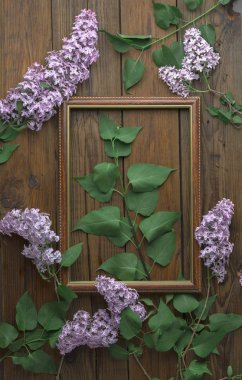 Ahşap arka plan üzerinde leylak çiçekleri ile Vintage çerçeve, bahar konsepti