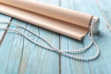 turkuaz ahşap masa üzerinde haddelenmiş bej kepenk