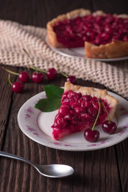 Rustik masada tabakta pişmiş taze vişneli börek dilimi