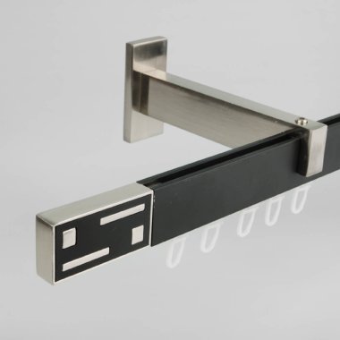 Gri arka planda metal sonlu perde