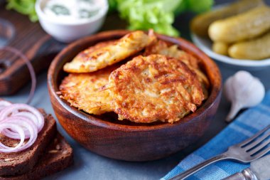 Patates pancakes yemek kase sebze ve sos ile
