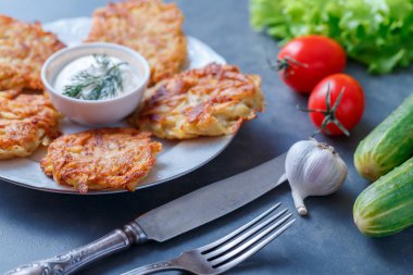 Ekşi krema ve sebze ile plaka yemek patatesli krep