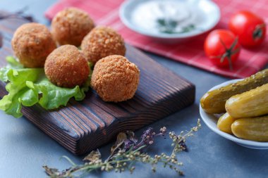 Sebze ile masa üzerinde ahşap tahta üzerinde kızarmış falafel topları