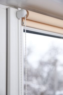 odada pencerede bej kepenk