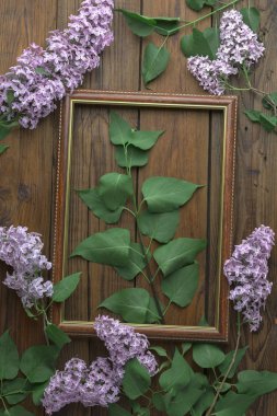 Ahşap arka plan üzerinde leylak çiçekleri ile Vintage çerçeve, bahar konsepti