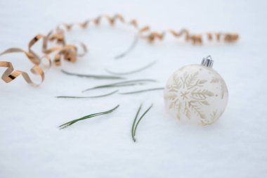 Beyaz kar arkaplanda kar tanesi desenli beyaz balo Noel süsü