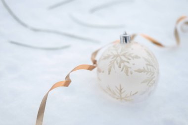 Beyaz kar arkaplanda kar tanesi desenli beyaz balo Noel süsü