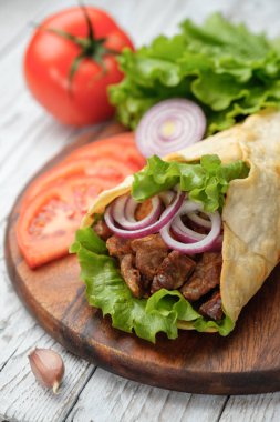 Izgara et ve sebze kesme tahtası üzerinde ile ev yapımı shawarma sandviç