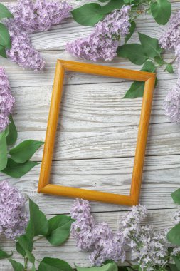 Ahşap arka plan üzerinde leylak çiçekleri ile Vintage çerçeve, bahar konsepti