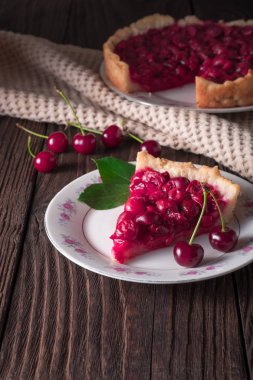 Rustik masada tabakta pişmiş taze vişneli börek dilimi