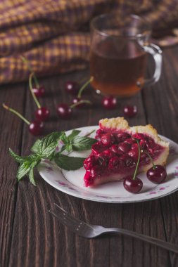 Dilim taze kiraz kek rustik masada plaka üzerinde