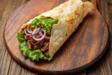 Izgara et ve sebze kesme tahtası üzerinde ile ev yapımı shawarma sandviç