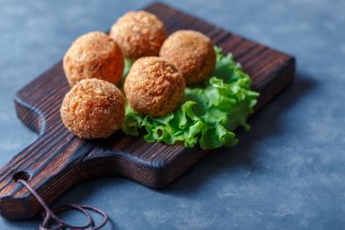 Masa üzerinde ahşap tahta üzerinde kızarmış falafel topları