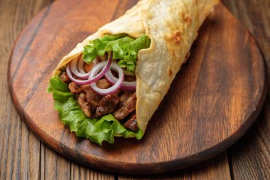 Izgara et ve sebze kesme tahtası üzerinde ile ev yapımı shawarma sandviç