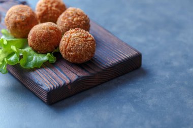 Masa üzerinde ahşap tahta üzerinde kızarmış falafel topları